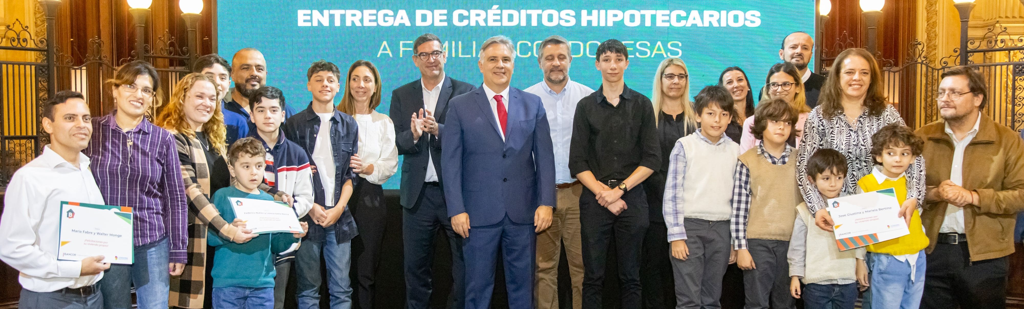 El gobernador Llaryora entregó créditos hipotecarios Bancor a familias cordobesas