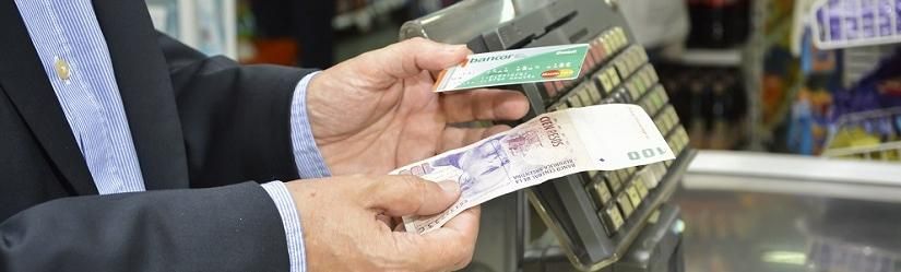 Crece la tendencia de retirar dinero en comercios: en abril se extrajeron $71 millones