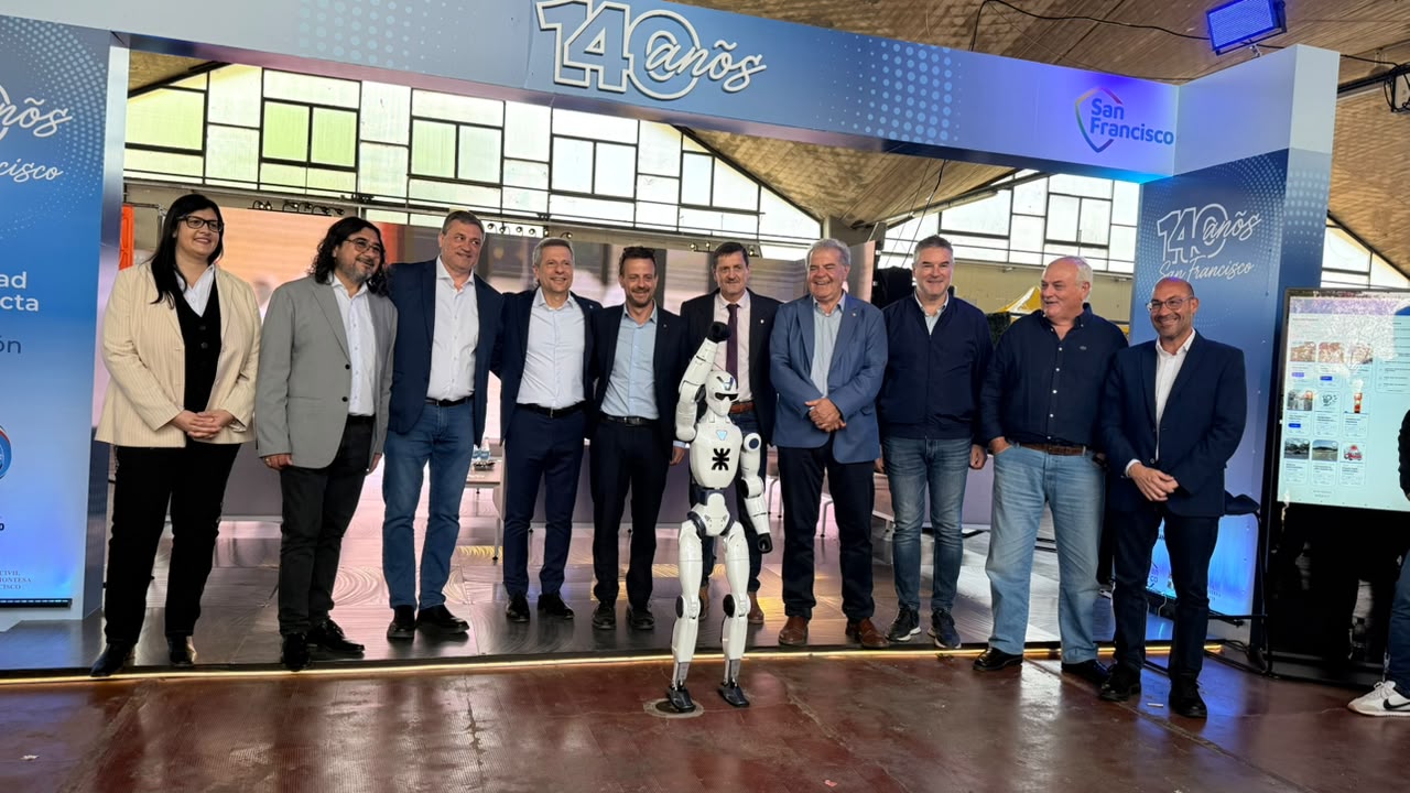 Autoridades en el stand de Córdoba.jpeg