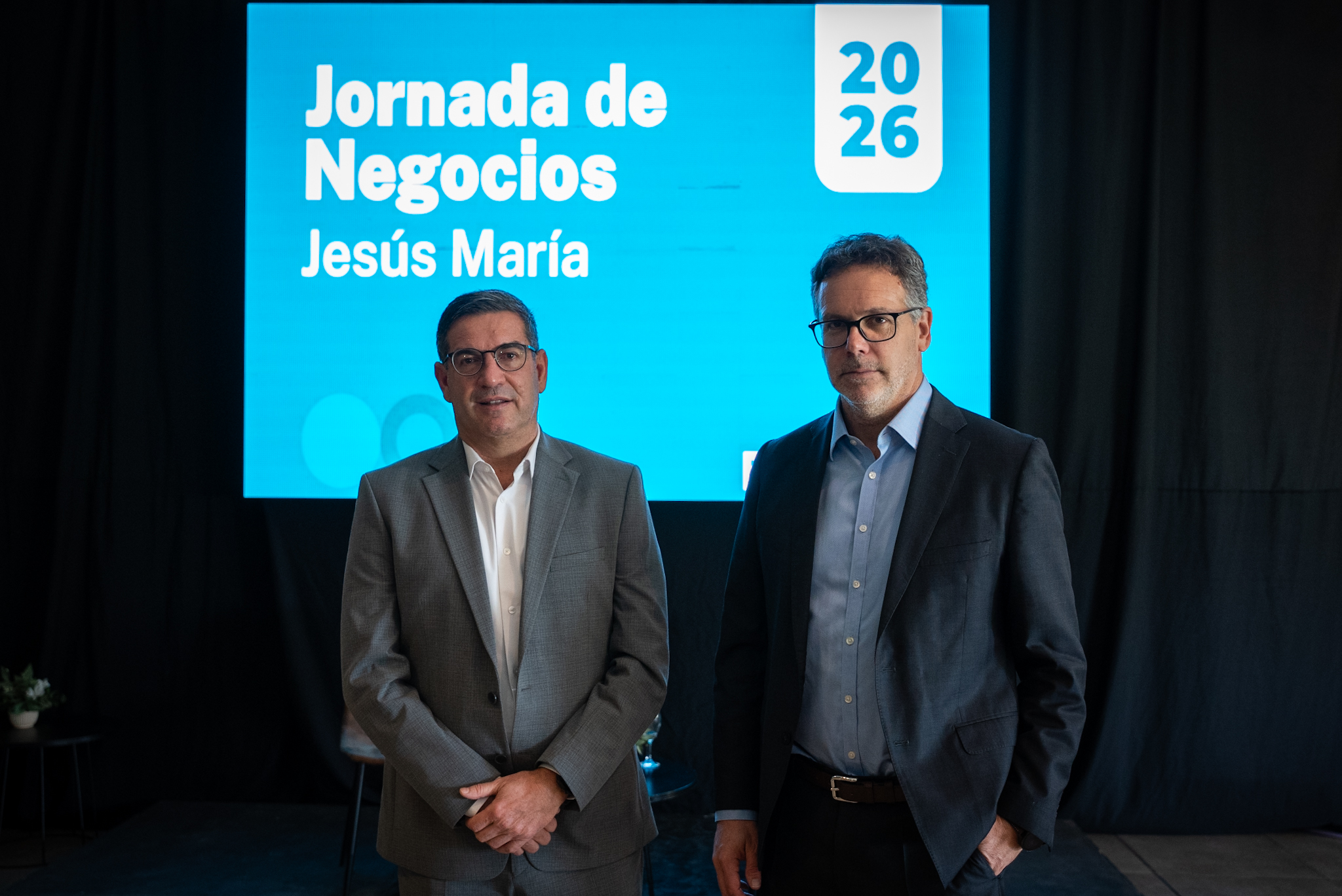 El presidente de Bancor Raúl Paolasso junto a Guido Sandleris en la 8va. Jornada de Negocios en Jesús María.jpeg