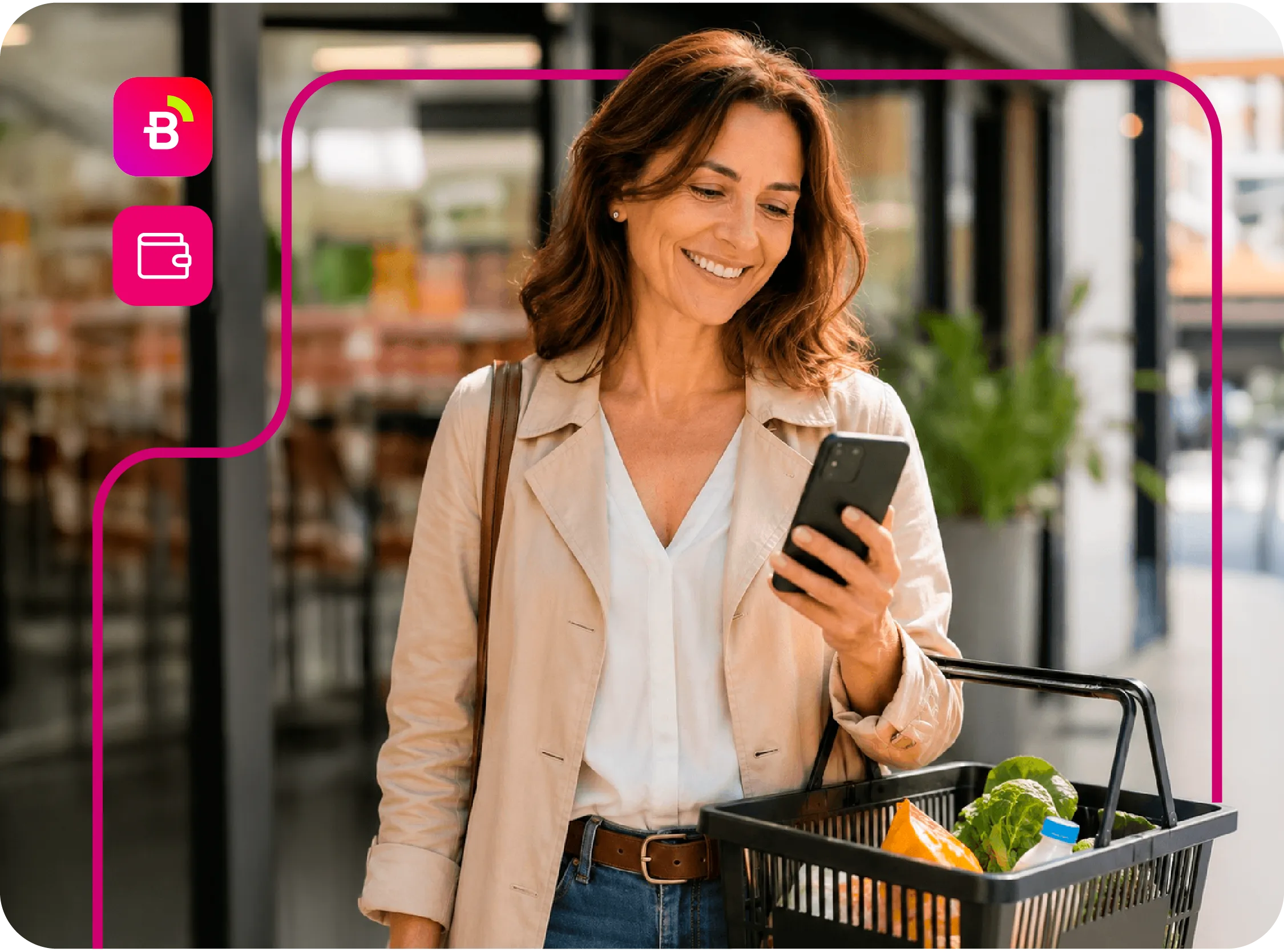 mujer sonriente realizando compras y pagando desde su celular