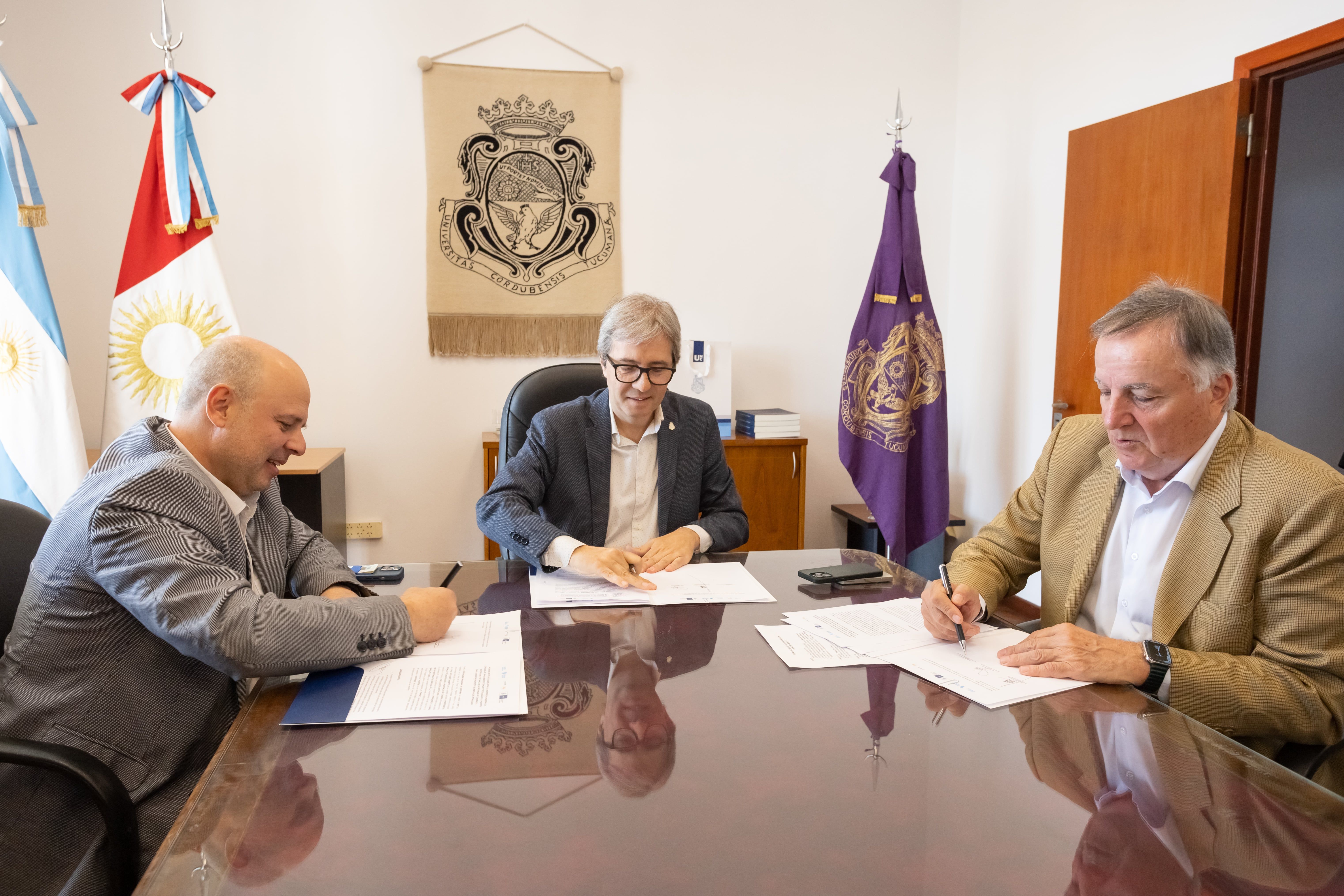 Firma con UNC y MinCyt