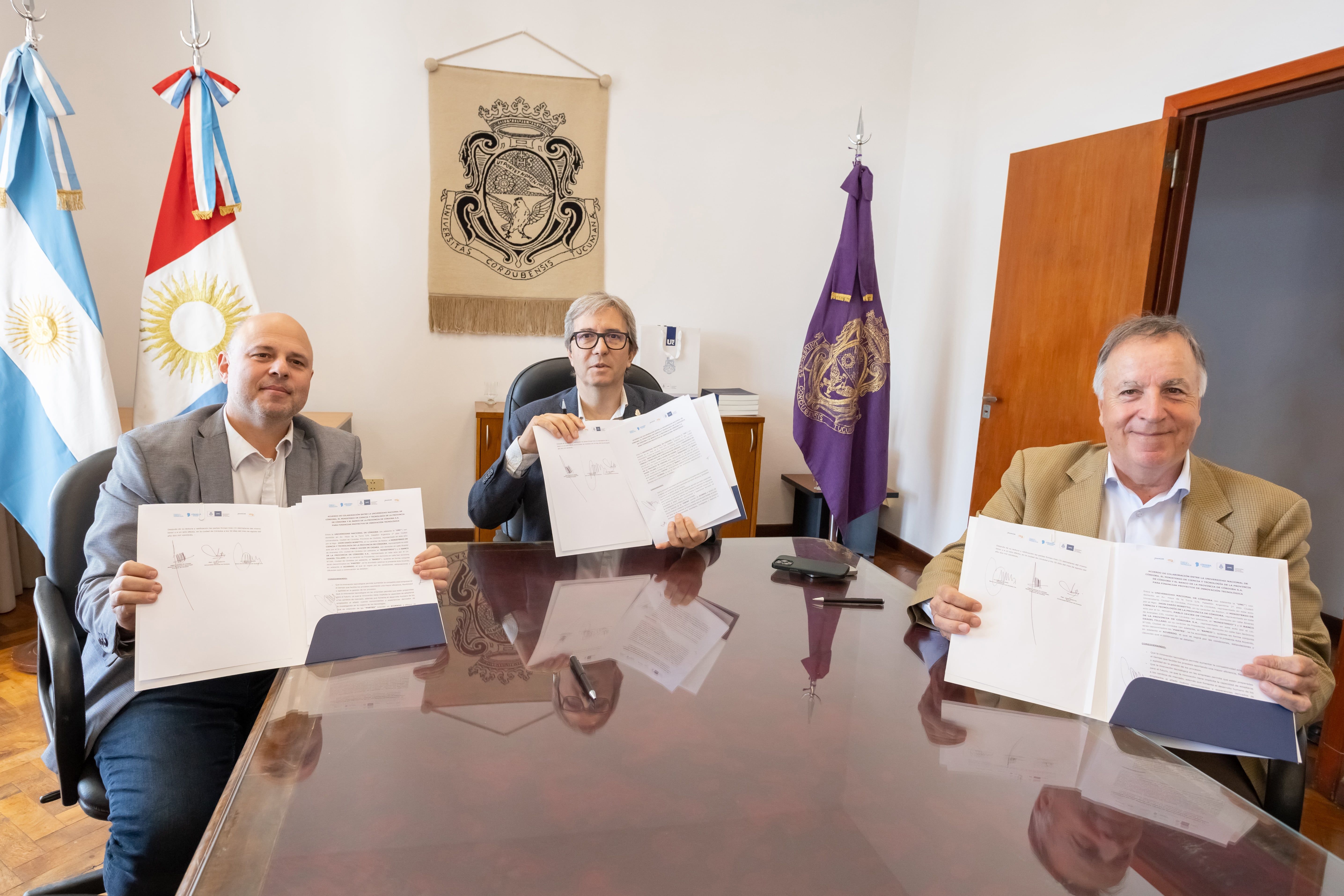 Firma con UNC y MinCyt