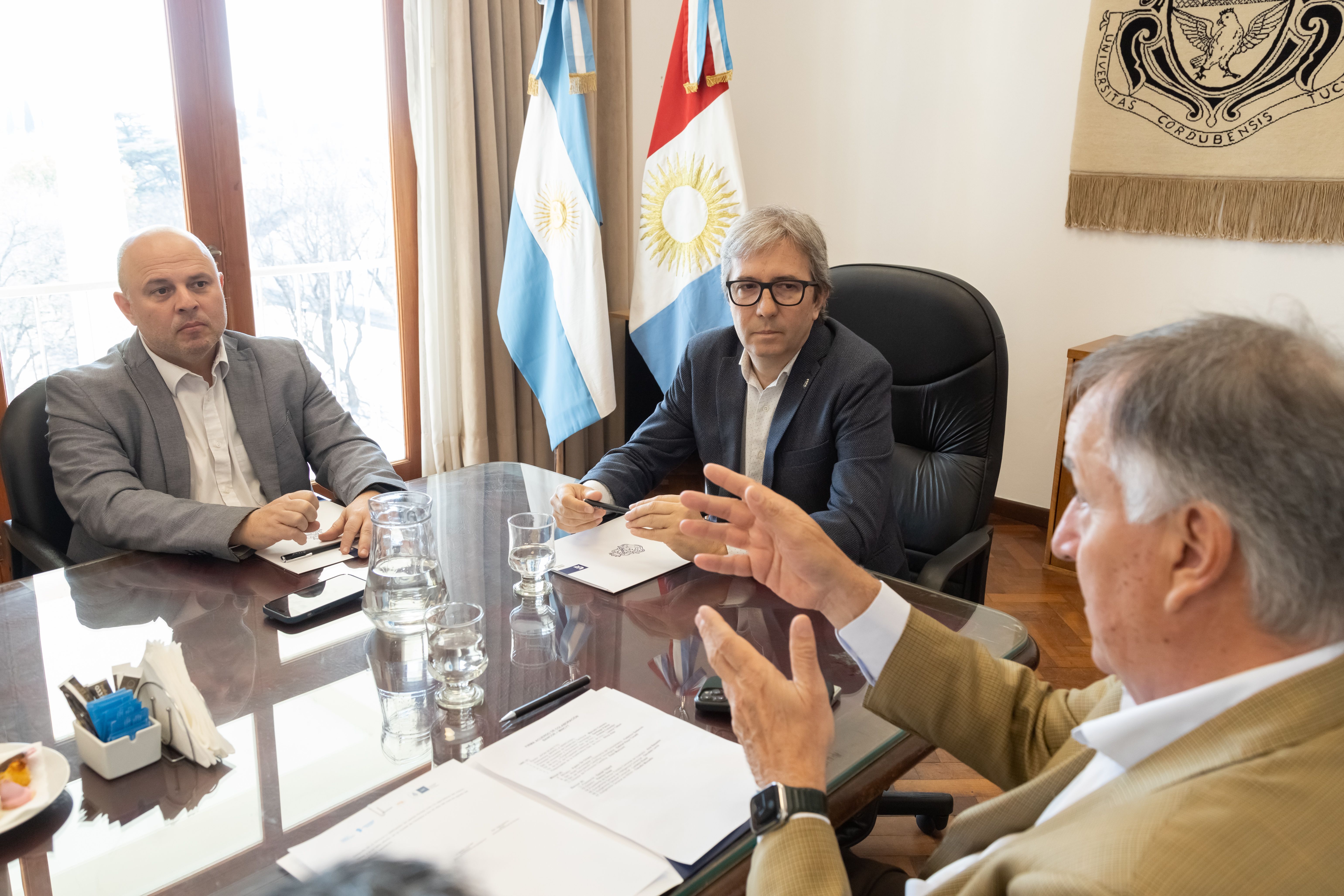 Firma con UNC y MinCyt