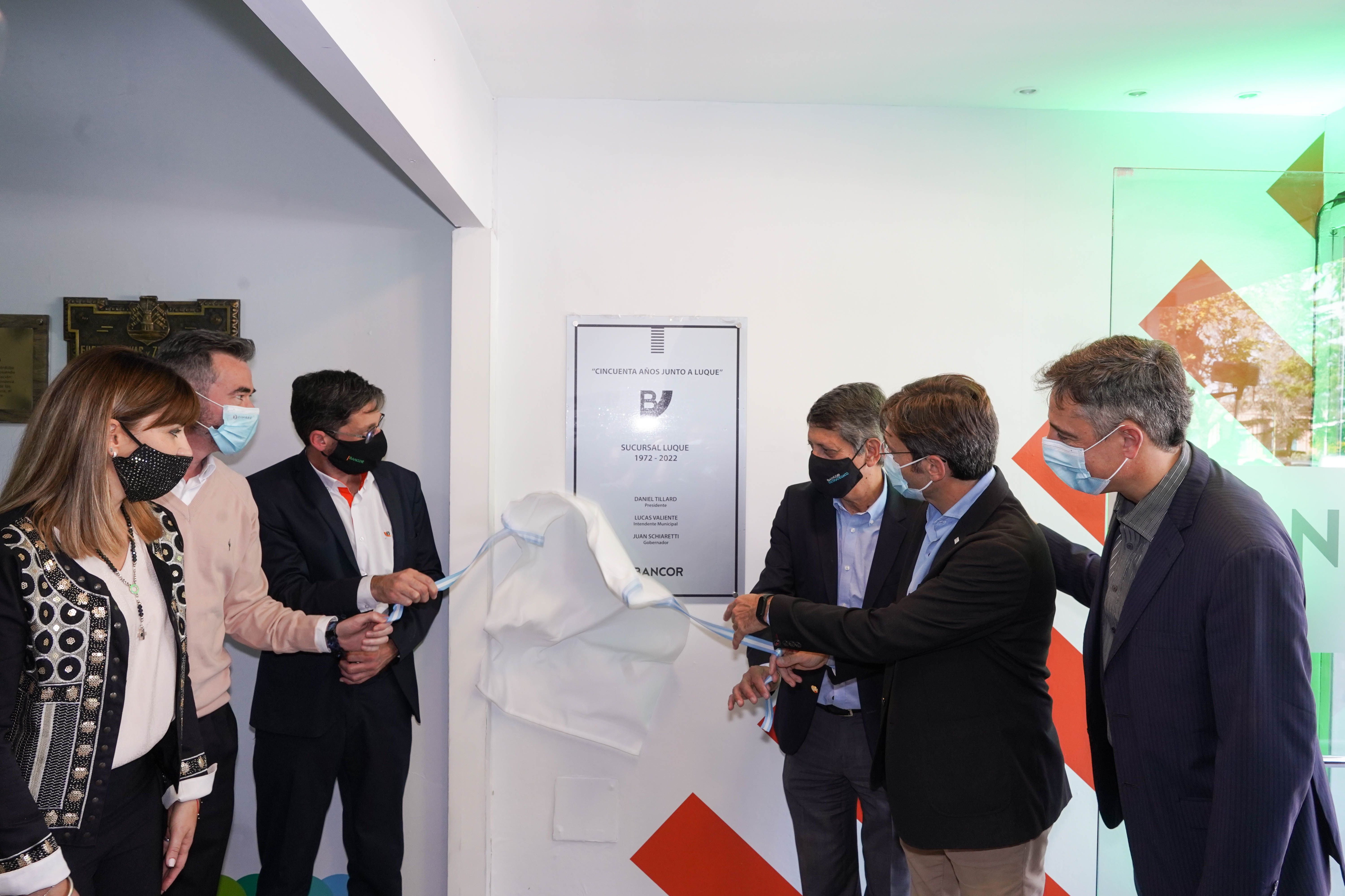 Placa conmemorativa por los 50 años.