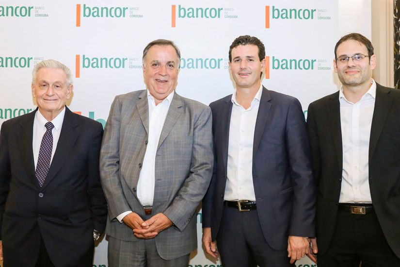 Daniel Tillard junto al directorio de grupo eylon