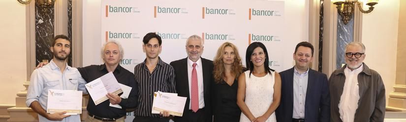 Autoridades de Bancor junto a los tres primeros premios del X Premio de Pintura 2017