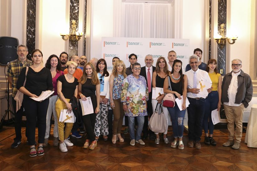 Artistas ganadores en la entrega de premios y menciones